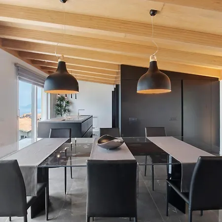 Luxury Lakefront Penthouse 公寓 勒泽诺