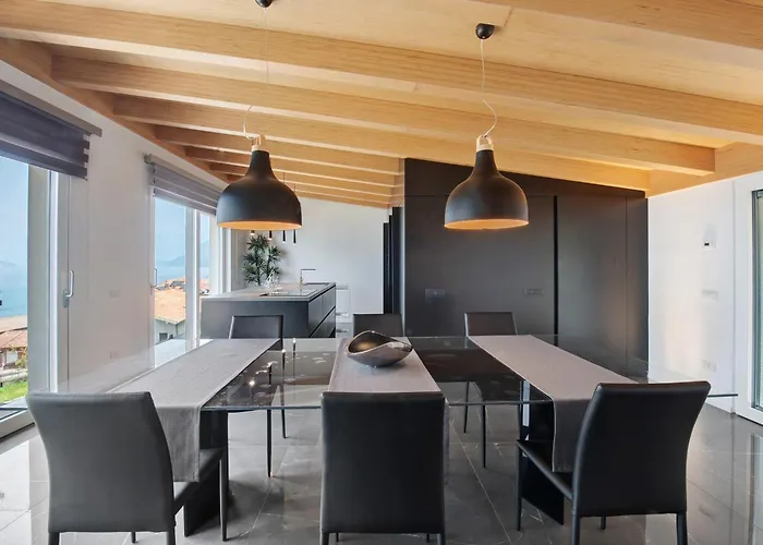 Luxury Lakefront Penthouse Lejlighed