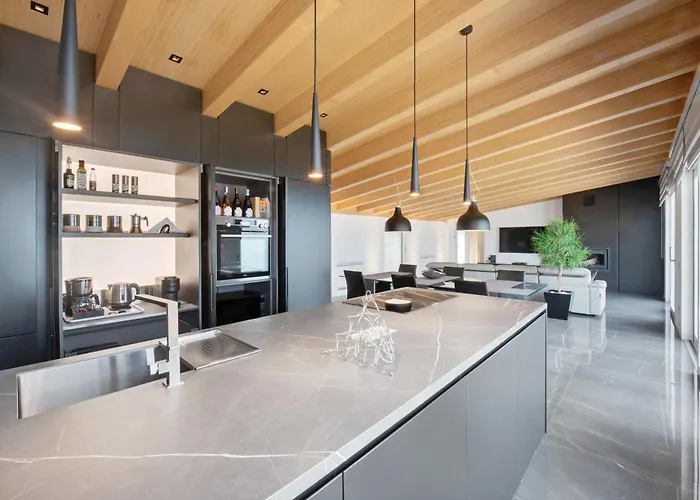 Luxury Lakefront Penthouse *
